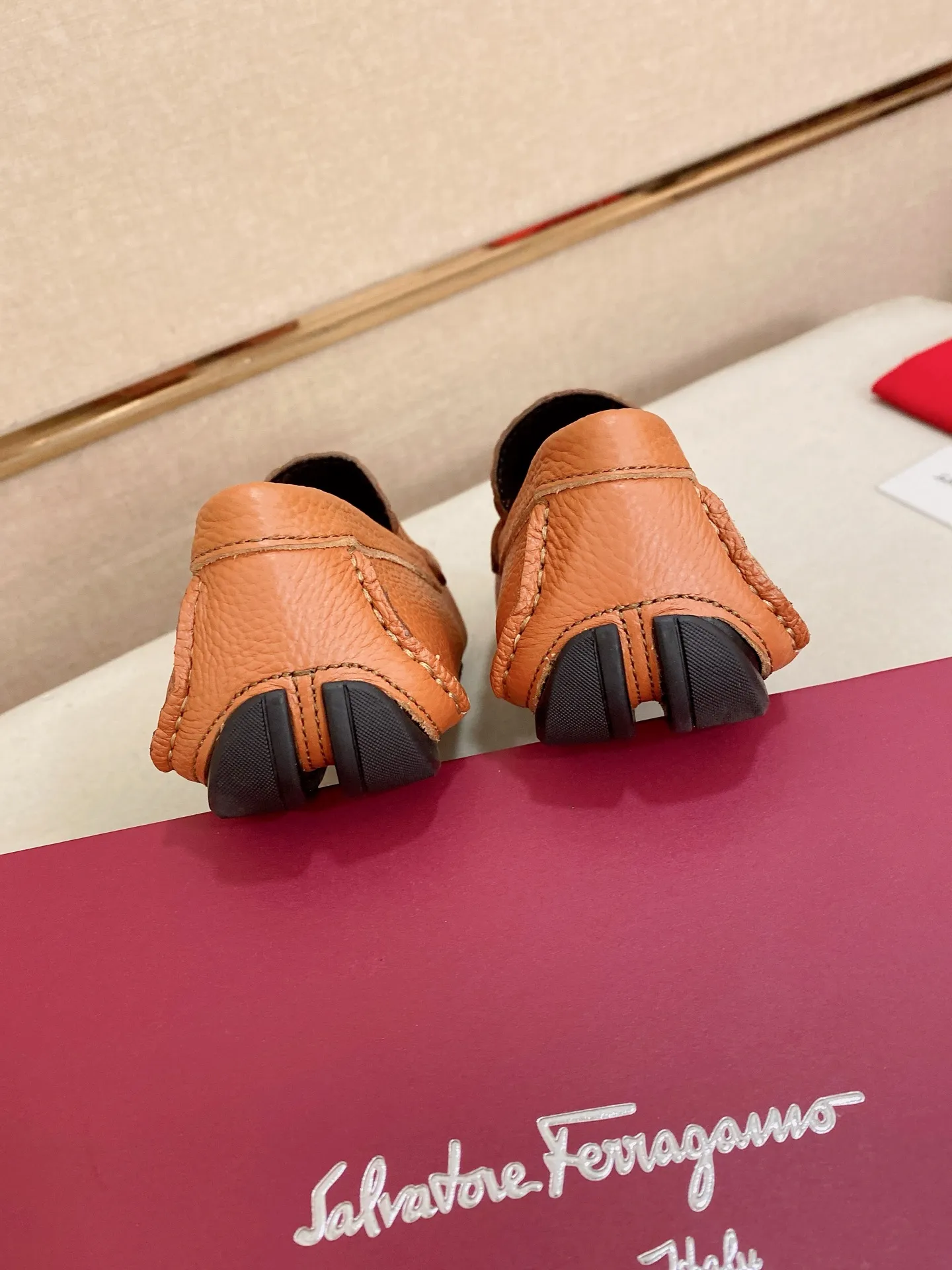 Men's shoes💰: 560💰High-end quality! Ferragamo🆕🆕Exclusive hot-selling products in stock🔥🔥New products on the shelves, high-quality Ferragamo men's pea shoes, high-end casual driving shoes, with complete packaging! 💪 💪 Material: imported first-layer pebbled cowhide 🐂 + imported high-quality water-dyed cowhide lining + wear-resistant outsole 👍🏻👍🏻 Features: high-end and comfortable, purely handmade 🚀 🚀 Create the perfect shoe that suits you best 🔥 🔥 Size: (38-44) 45 standard size can be customized!